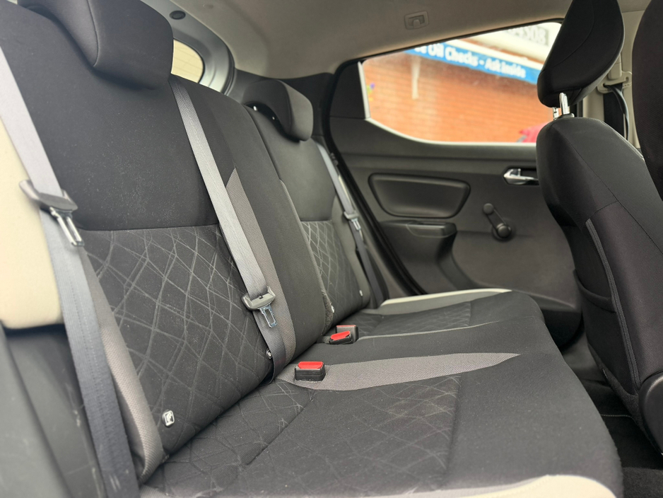 2017 Nissan Micra - image 10