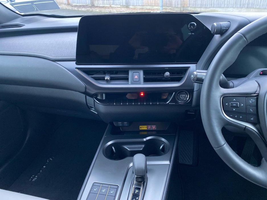 2024 Lexus UX 250 H - image 11