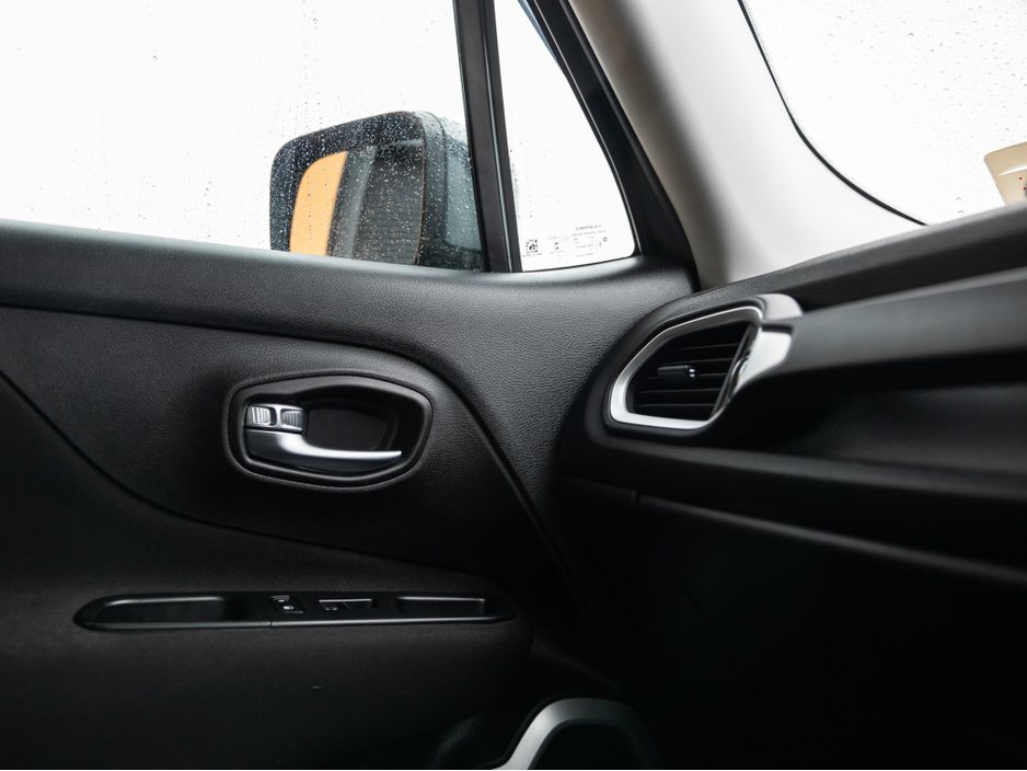 2015 Jeep Renegade - image 17