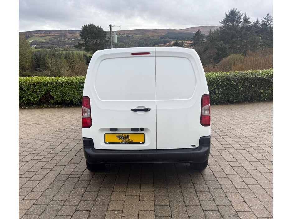 2022 Peugeot Partner - image 6