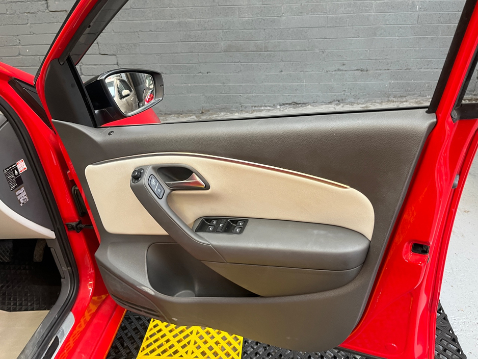 2017 Volkswagen Polo - image 12