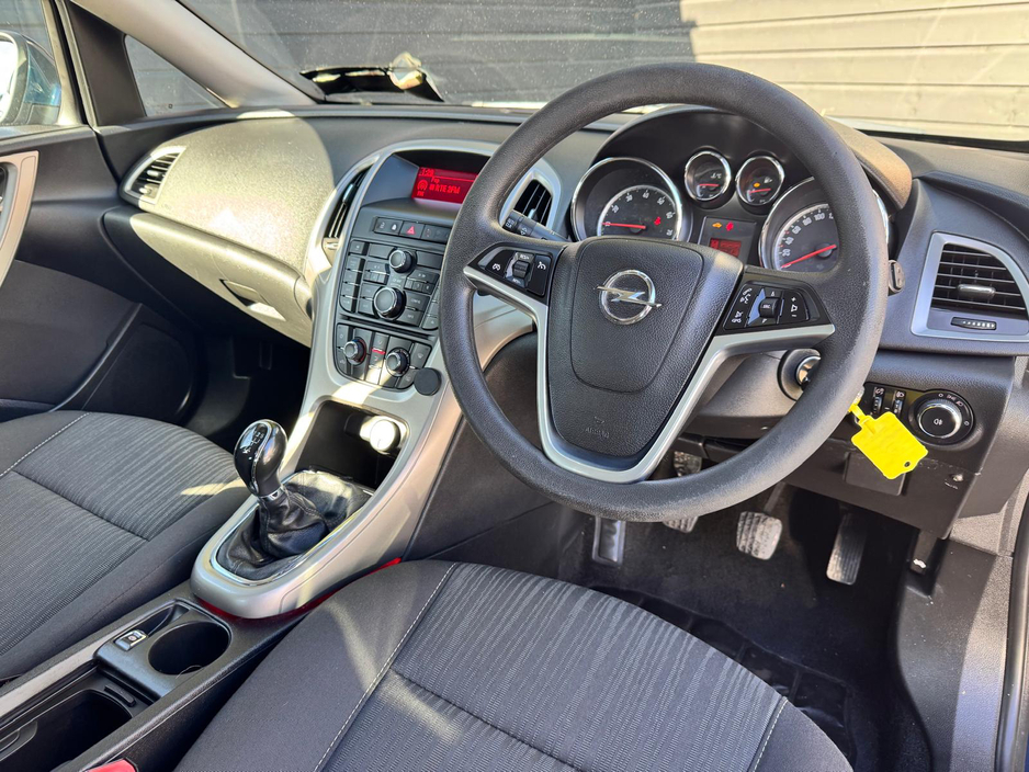 2011 Opel Astra - image 9