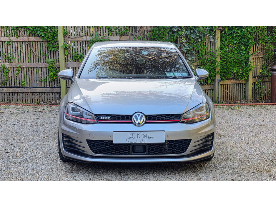 2014 Volkswagen Golf - image 2