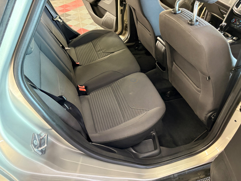 2018 Ford Focus - image 9