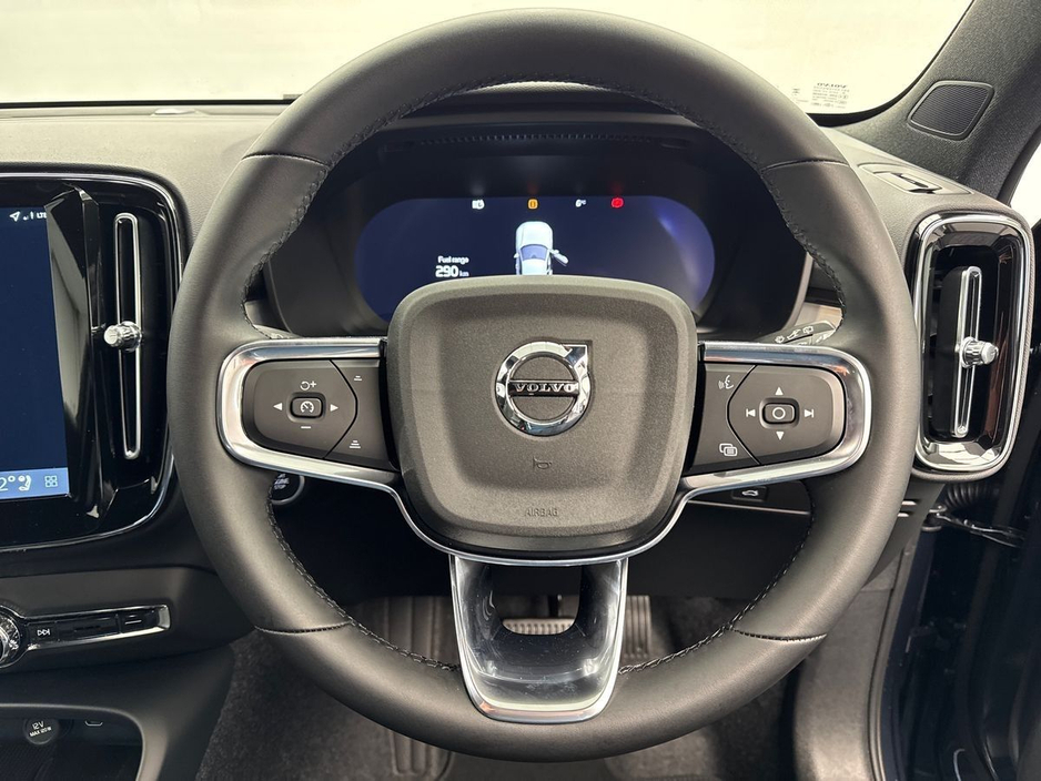 2026 Volvo XC40 - image 13