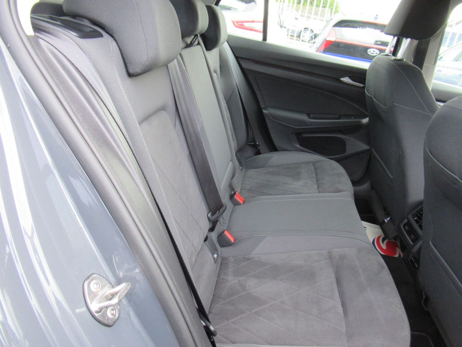 2021 Volkswagen Golf - image 8