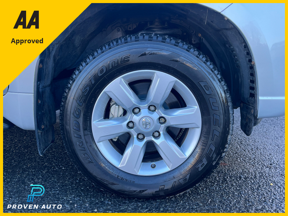 2016 Toyota Landcruiser - image 12