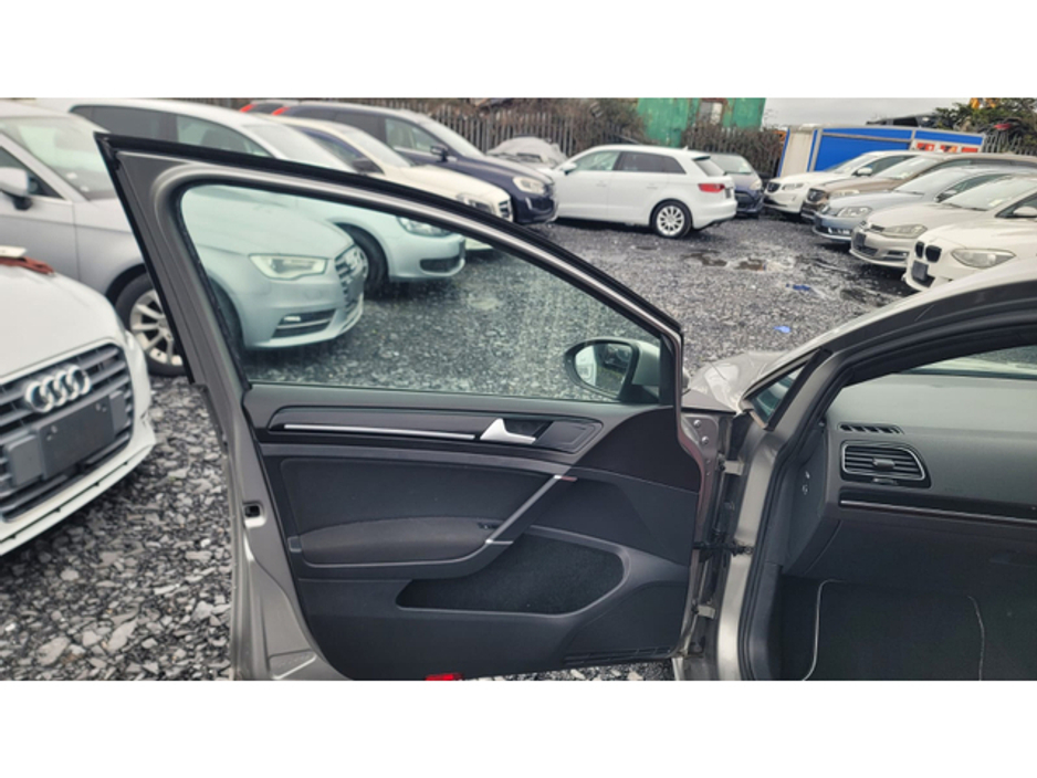 2016 Volkswagen Golf - image 8