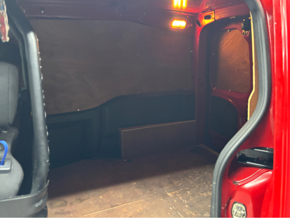 2018 Peugeot Partner - image 8