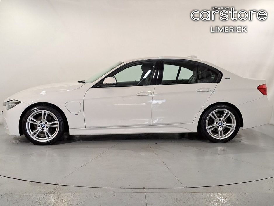 2017 BMW 3 Series - image 6