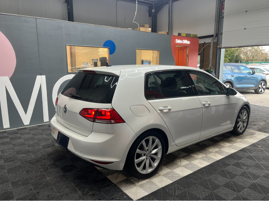 2015 Volkswagen Golf - image 2