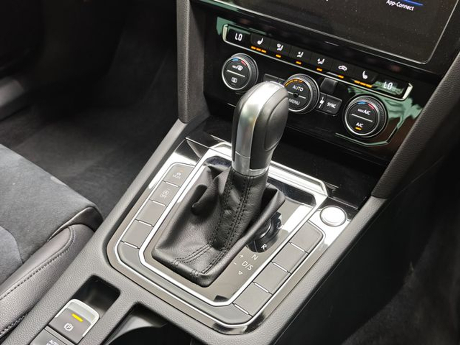 2018 Volkswagen Passat - image 14