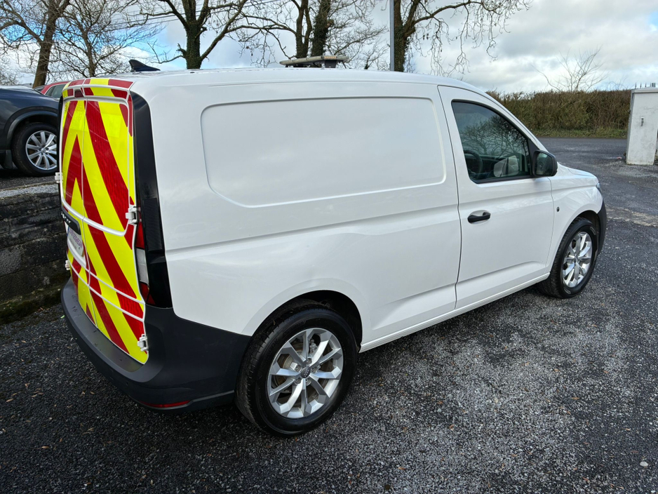 2023 Volkswagen Caddy - image 2