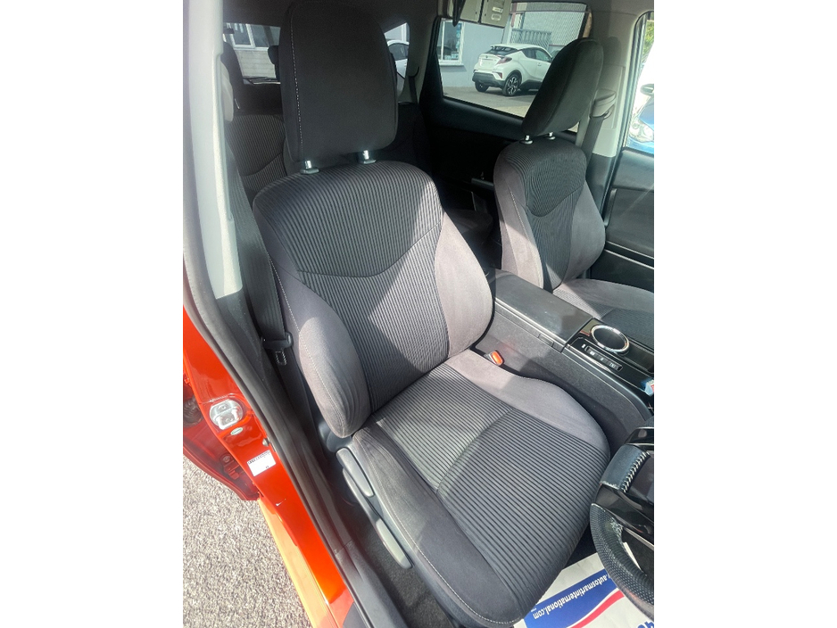 2014 Toyota Prius Alpha - image 12