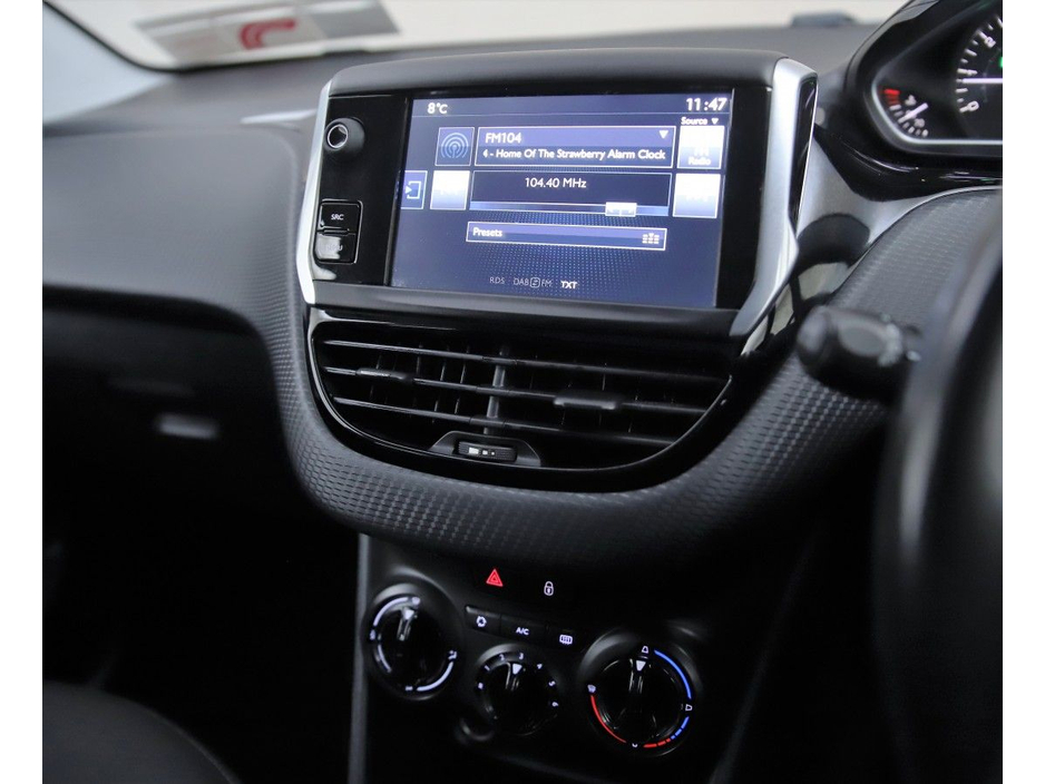 2015 Peugeot 208 - image 23