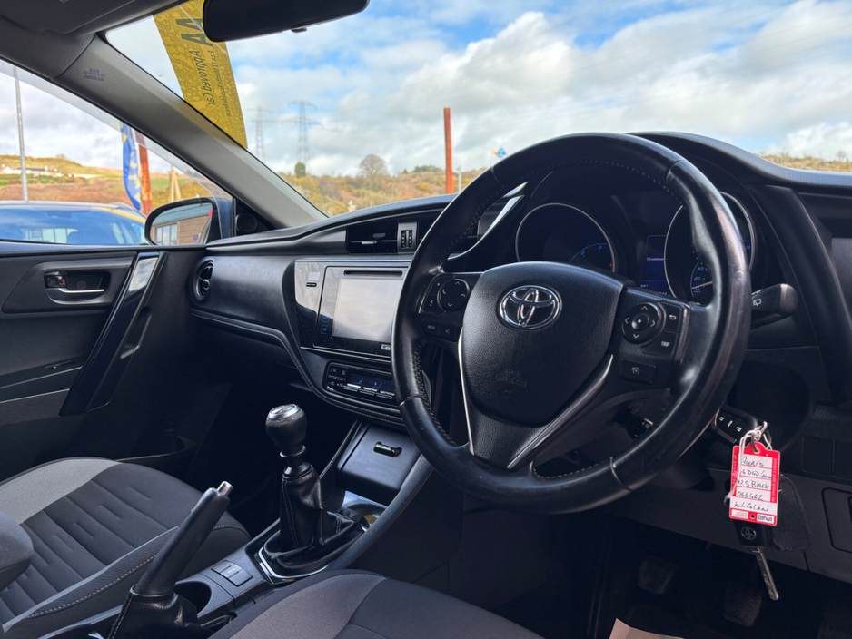 2016 Toyota Auris - image 5