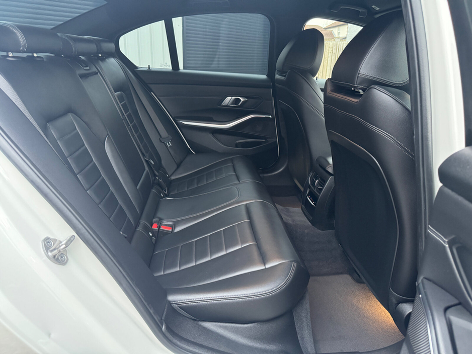 2021 BMW 3 Series - image 18