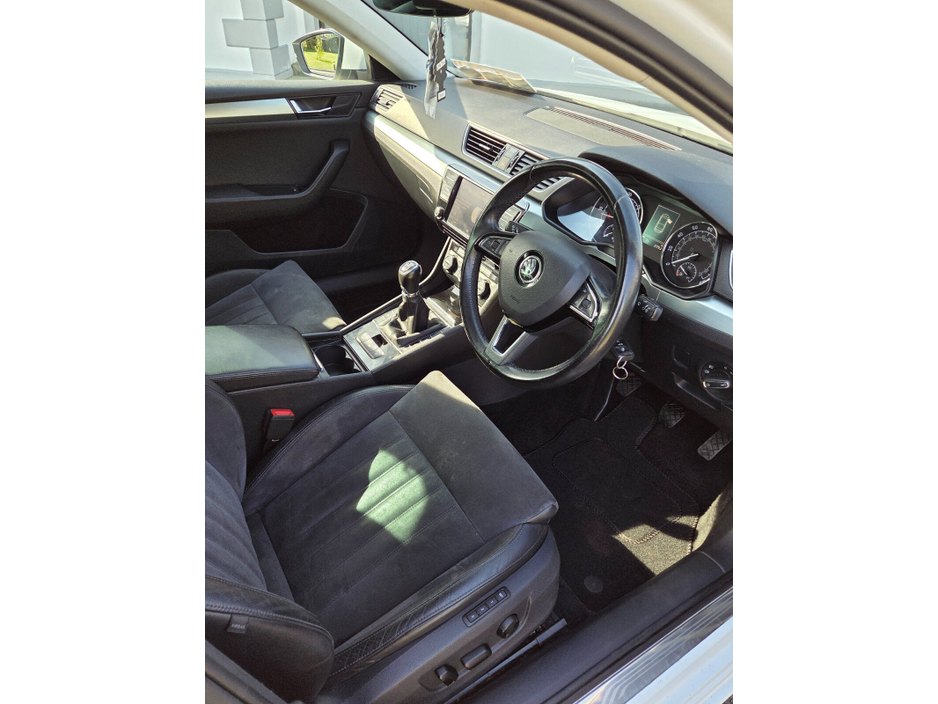 2017 Skoda Superb - image 10