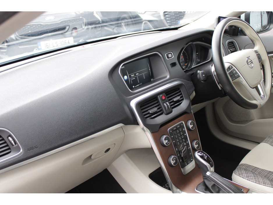 2017 Volvo V40 - image 22