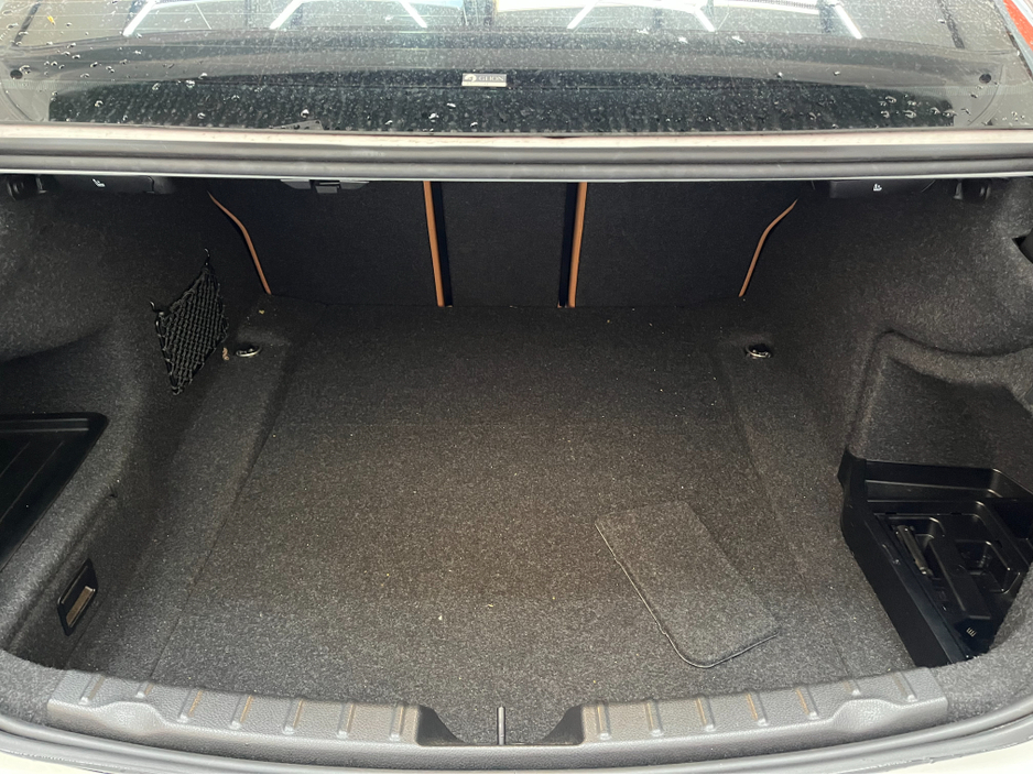 2018 BMW 3 Series - image 8