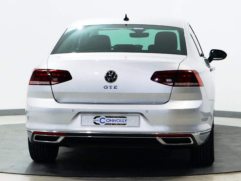 2021 Volkswagen Passat - image 4