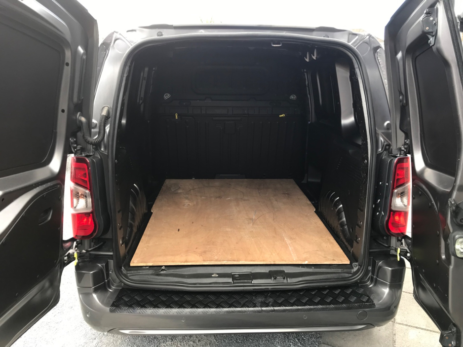2019 Vauxhall Combo - image 40