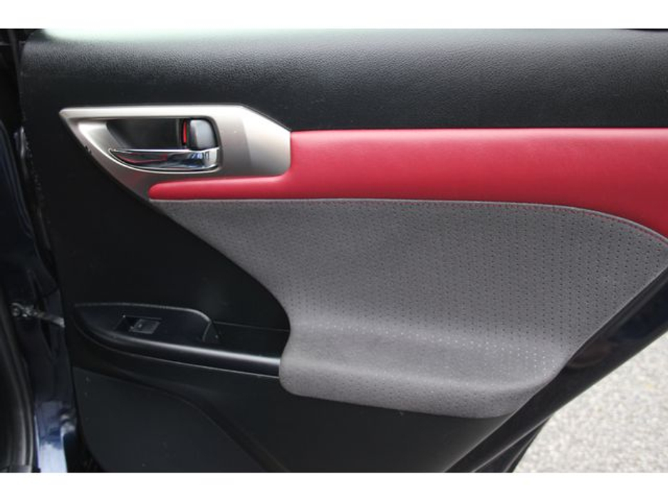 2019 Lexus CT 200 h - image 11