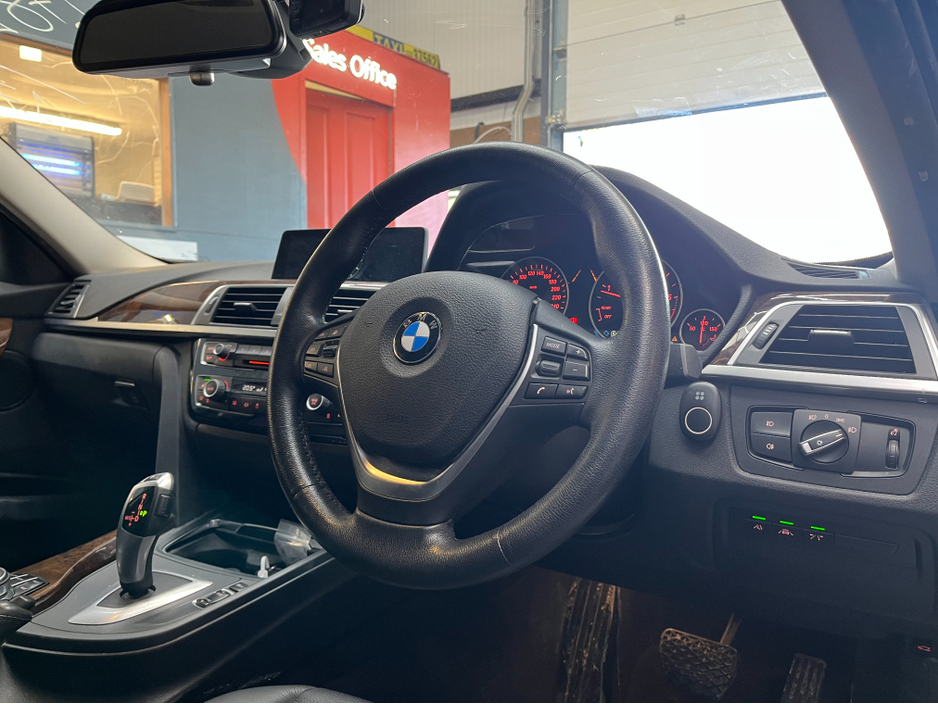 2017 BMW 3 Series 2017 BMW 320D 2.0 AUTOMATIC / CRUISE CONTROL / REVERSE CAMERA / ELECTRIC MEMORY & HEATED SEATS AND MORE