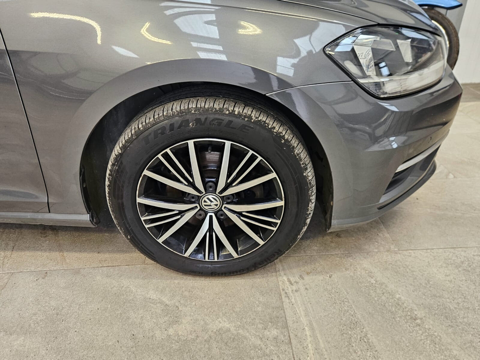 2017 Volkswagen Golf - image 5