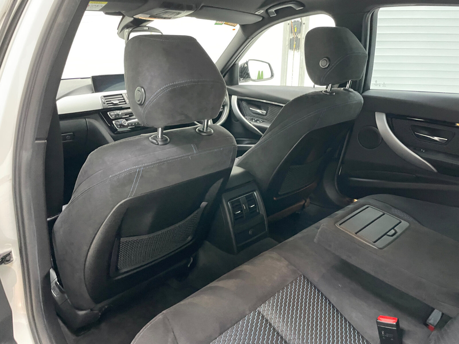 2016 BMW 3 Series - image 17