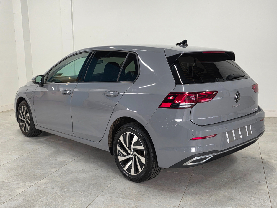 2023 Volkswagen Golf - image 12