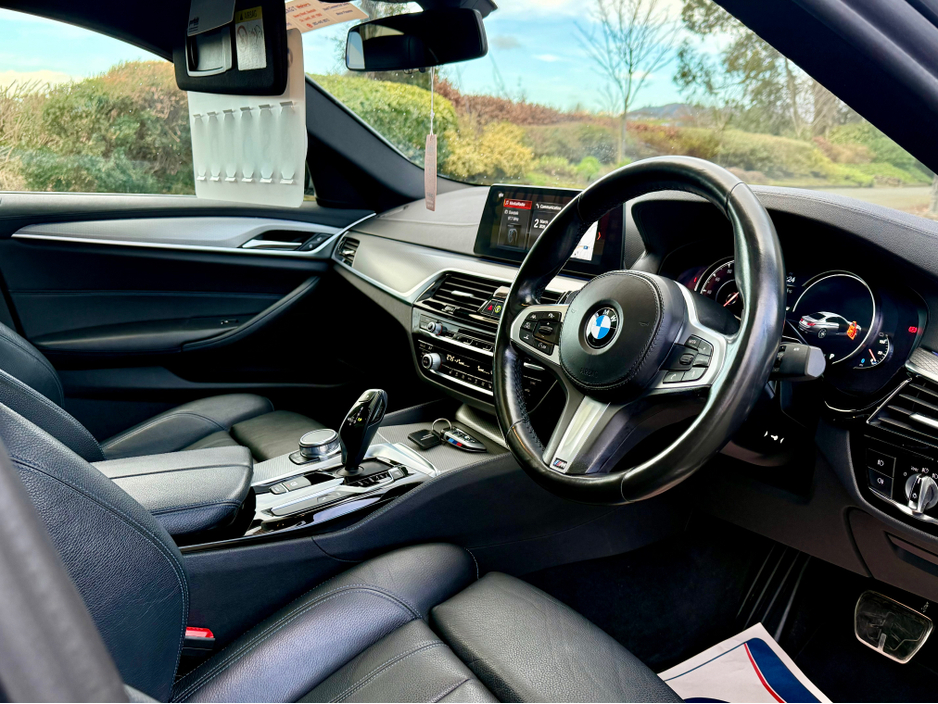 2018 BMW 5 Series - image 9