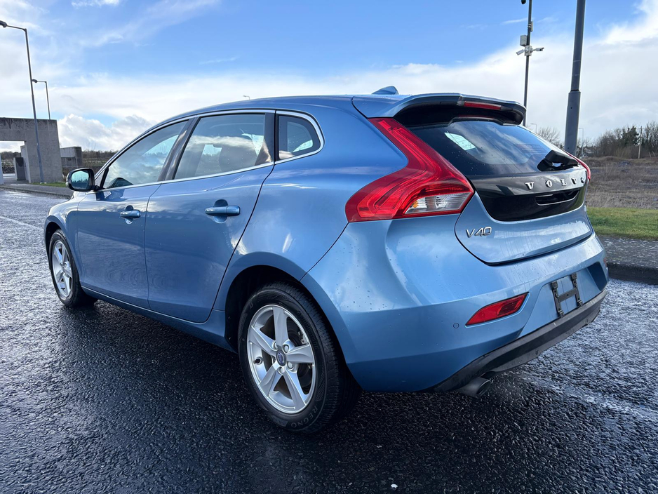 2014 Volvo V40 - image 3