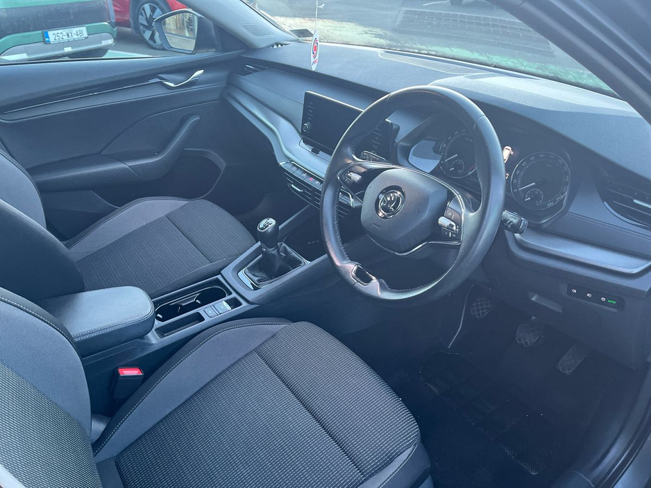 2023 Skoda Octavia - image 6