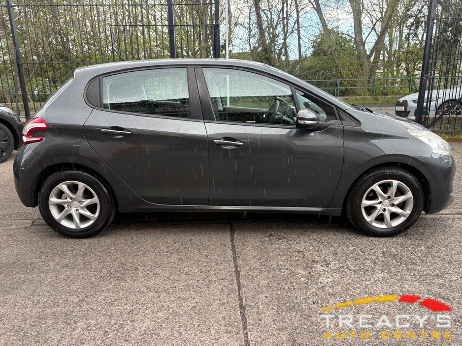 2014 Peugeot 208 - image 2