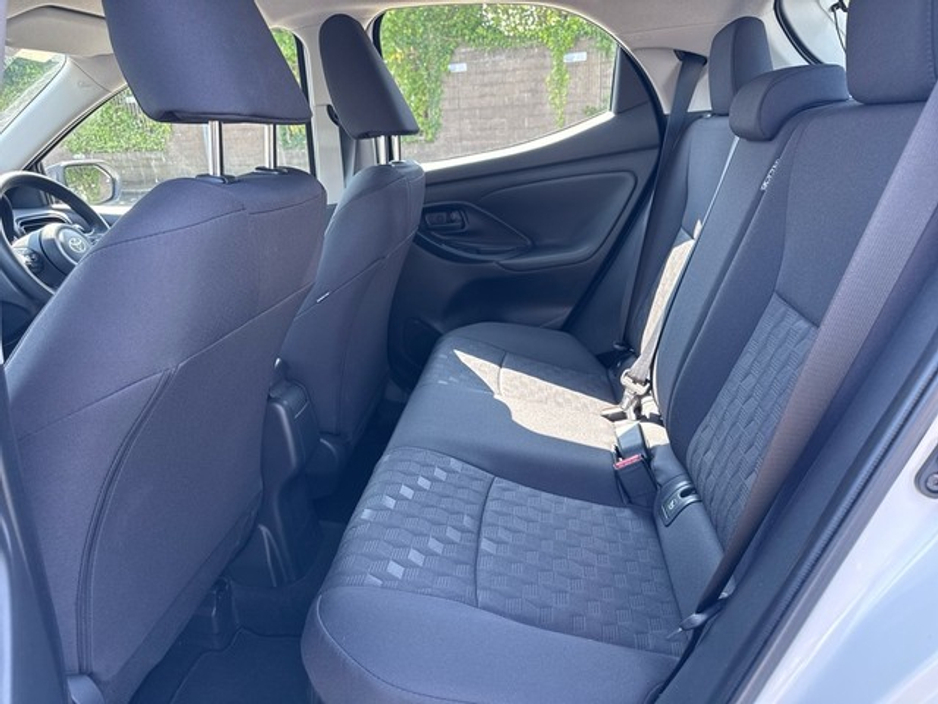 2025 Toyota Yaris HYBRID LUNA + CARBON PACK // REAR CAMERA // TOYOTA SAFETY SENSE // BLUETOOTH // AIR CON // FULL WARRANTY €26,445