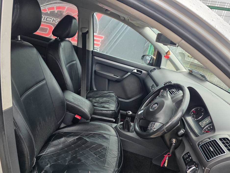 2012 Volkswagen Touran - image 9