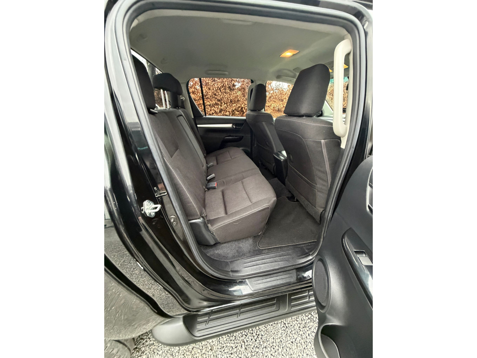 2022 Toyota Hilux - image 11