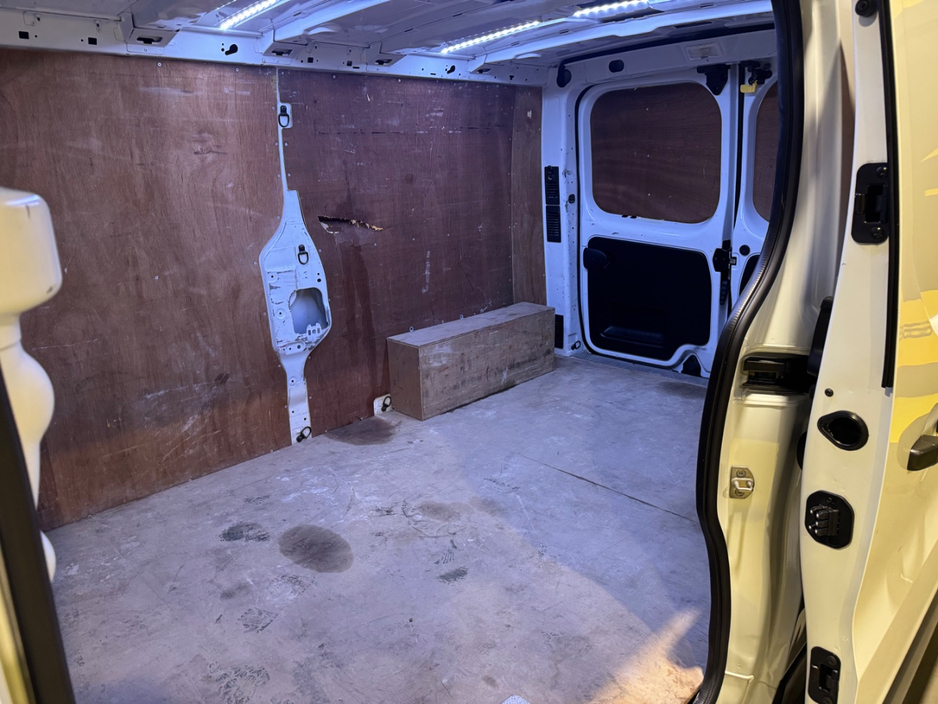 2020 Nissan NV300 - image 26