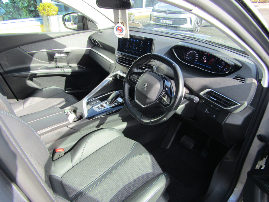 2022 Peugeot 5008 - image 14