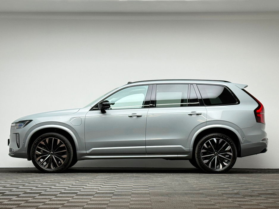 2025 Volvo XC90 - image 4