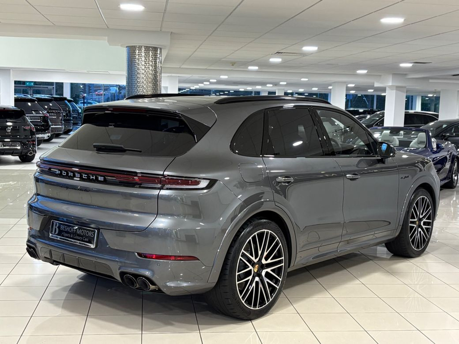 2024 Porsche Cayenne - image 3