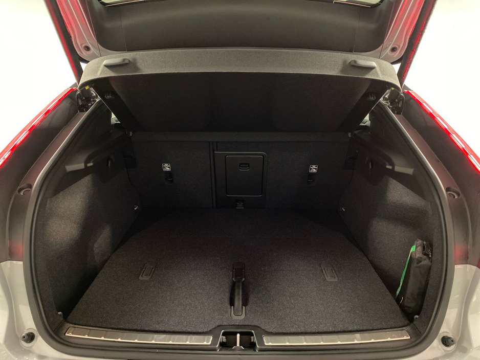 2026 Volvo EC40 - image 7