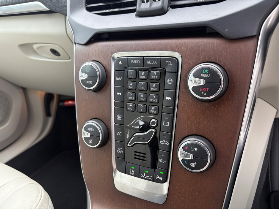 2017 Volvo V40 - image 18