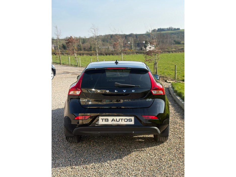 2015 Volvo V40 - image 3