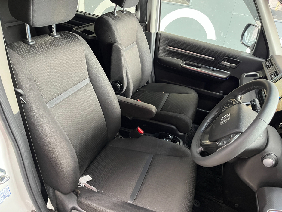 2020 Honda Stepwagon - image 10