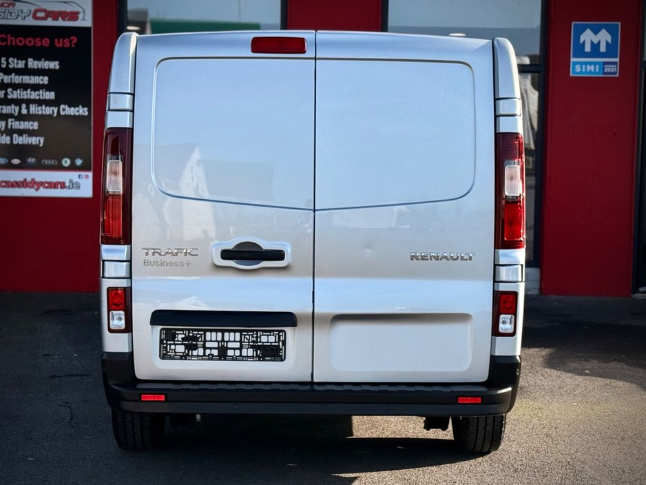 2023 Renault Trafic - image 5