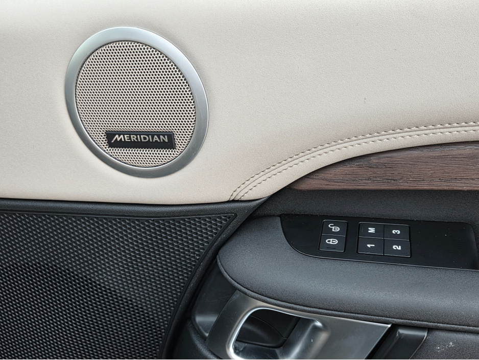 2020 Land Rover Discovery - image 16