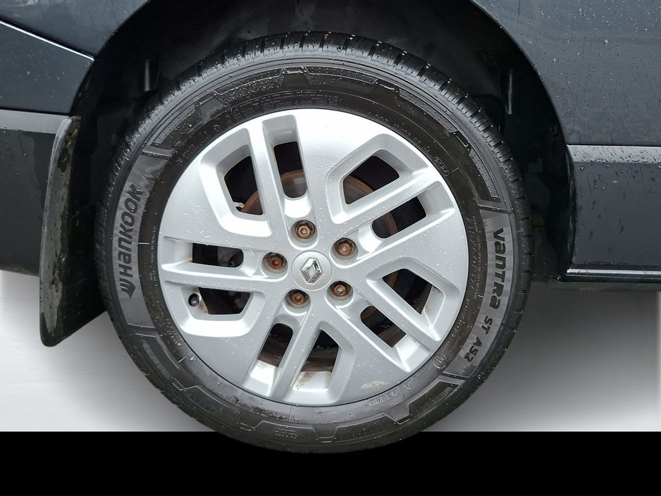 2021 Renault Trafic - image 9