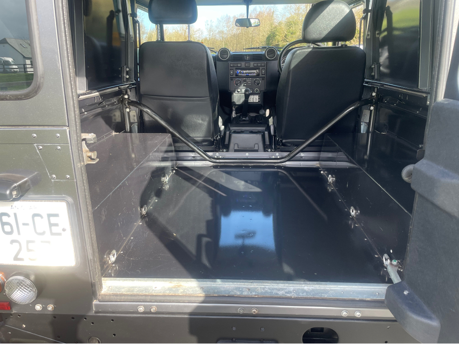 2016 Land Rover Defender - image 7